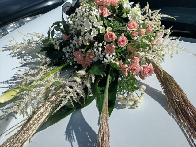 DECORATION VOITURE POUR MARIAGE CHEZ VOTRE FLEURISTE DE GIBERVILLE 